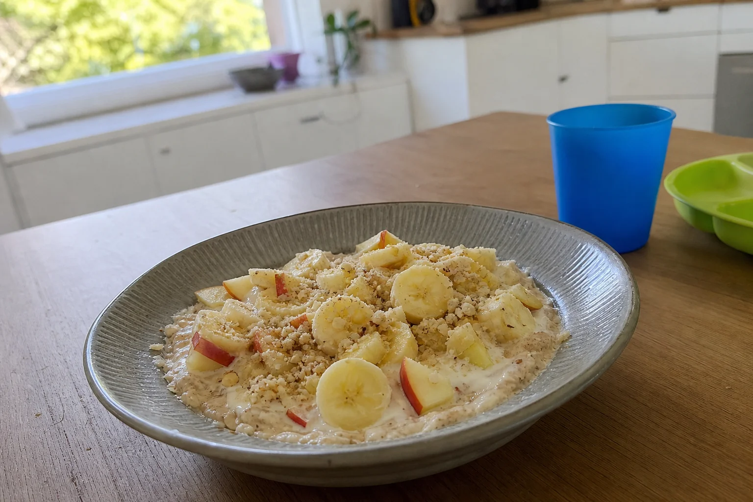 Nočni ovseni kosmiči z jogurtom, jabolki, banano in mletimi orehi