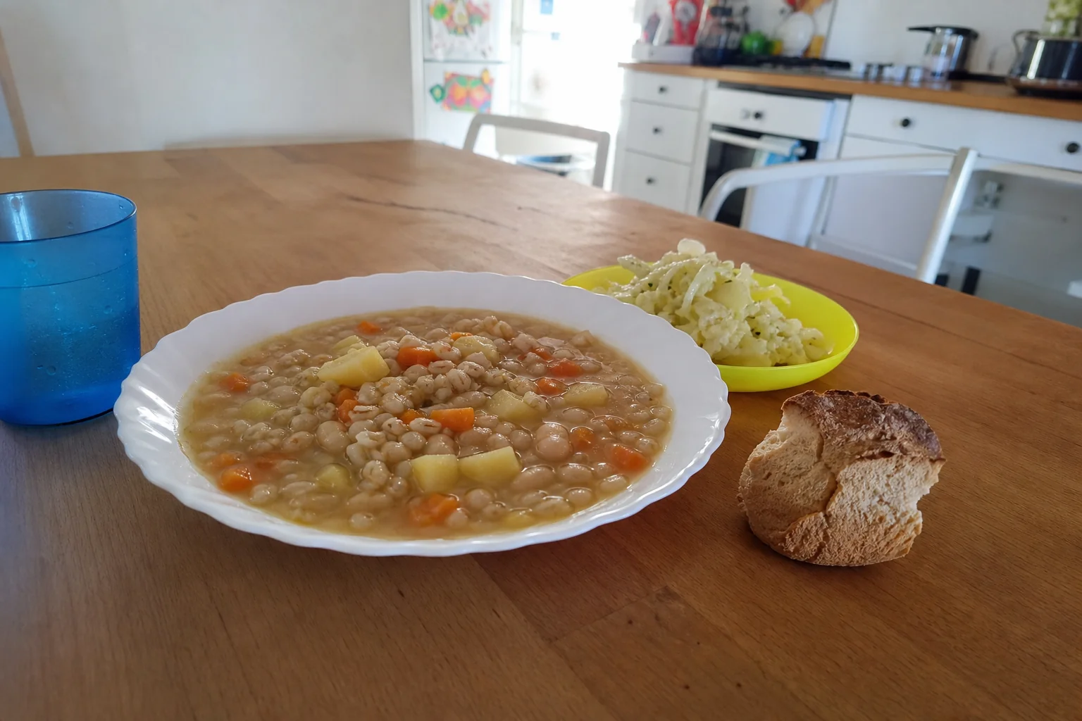 Brezmesni ričet s fižolom in krompirjevo-zeljna solata
