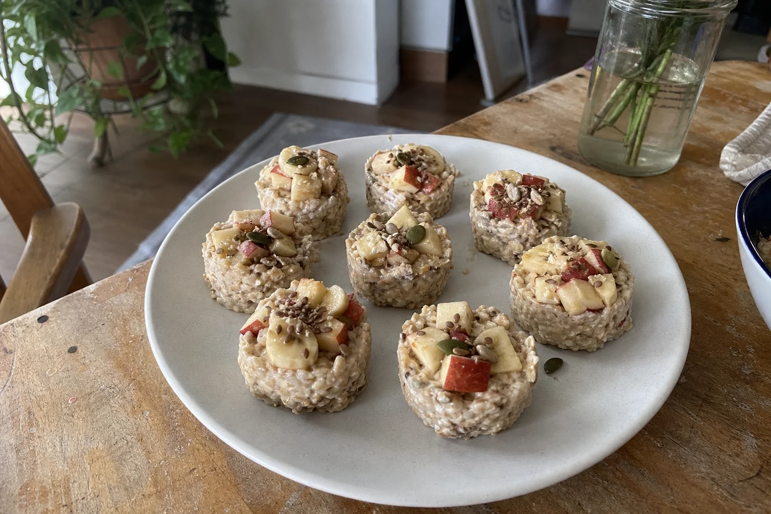 Yogurt oat pots with banana, apples and seeds